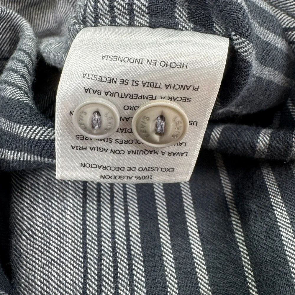 Levis *orders ship
